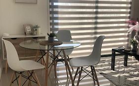 Departamento Los Canelos, a metros de Avenida Las Industrias- Incluye, NETFLIX DirecTV aire acondicionado, Internet